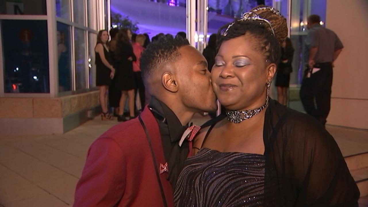 This Teen Boy’s Mom Couldn’t Go To Her Own Prom, So He Brought Her As His Date
